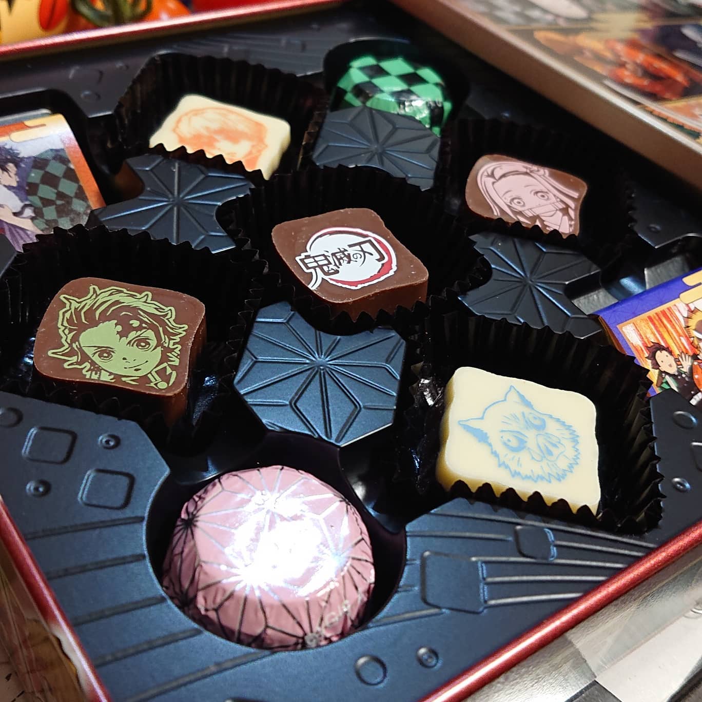 鬼滅の刃が大好きなお姉ちゃんへプレゼント️
いつも下の子のお世話をしてくれてありがとう
お姉ちゃんなんだからと5才下の子を優先して我慢ばかりさせてごめんね

２枚目は下の子がこれ食べたいと手を出してきた
さすが２番目は手が早い

いつもありがとうね、お姉ちゃん️