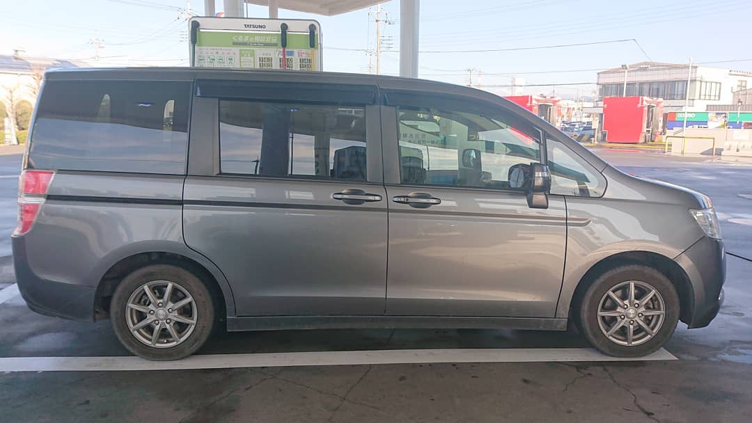 こんばんは
先日のお話です🚘️(たいした内容ではないので気が向いた方は読んでください)
朝にガソリンを入れに行きました
そのあと、納品へ行ったりしていました
夕方、学童へお姉ちゃんのお迎えに行き、後ろのドアを開けようとドアノブを引いても"ピーピー"となりドアが開きません
無理やり手でスライドして開けても子供1人が入れる位しか開きません
慌てて行きつけの車屋さんに行き見てもらいました🚘️
整備士の方が戻ってきて聞いてみたところ……
「給油口の車の蓋が開いていたのでドアが開かない原因でした……」
料金はいくらか聞いたら
「給油口を閉めただけなのでかかりませんよ。」
恥ずかしい
逃げるように帰ってきました🤣🤣🤣
皆様、ガソリンを入れたら、給油口はしっかり閉めましょう
明日は収穫です
ではまた明日
おやすみなさい🌜️