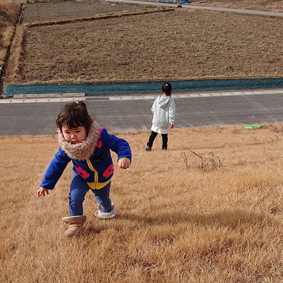 こんにちは
今日は暖かいですね
今日は農作業はお休みをして、子供達と遊びに行きました
近所の土手でそり滑りと、出荷するところに農協が経営する直売所にアイスを食べに行って来ました
そり滑りは思っていたよりも滑って、下の子は少し怖かったみたいです
お姉ちゃんは楽しそうに何回も滑っていました️
時期はまだ早いですが、アイスも美味しくて満足です
皆様、良い週末をお過ごし下さい