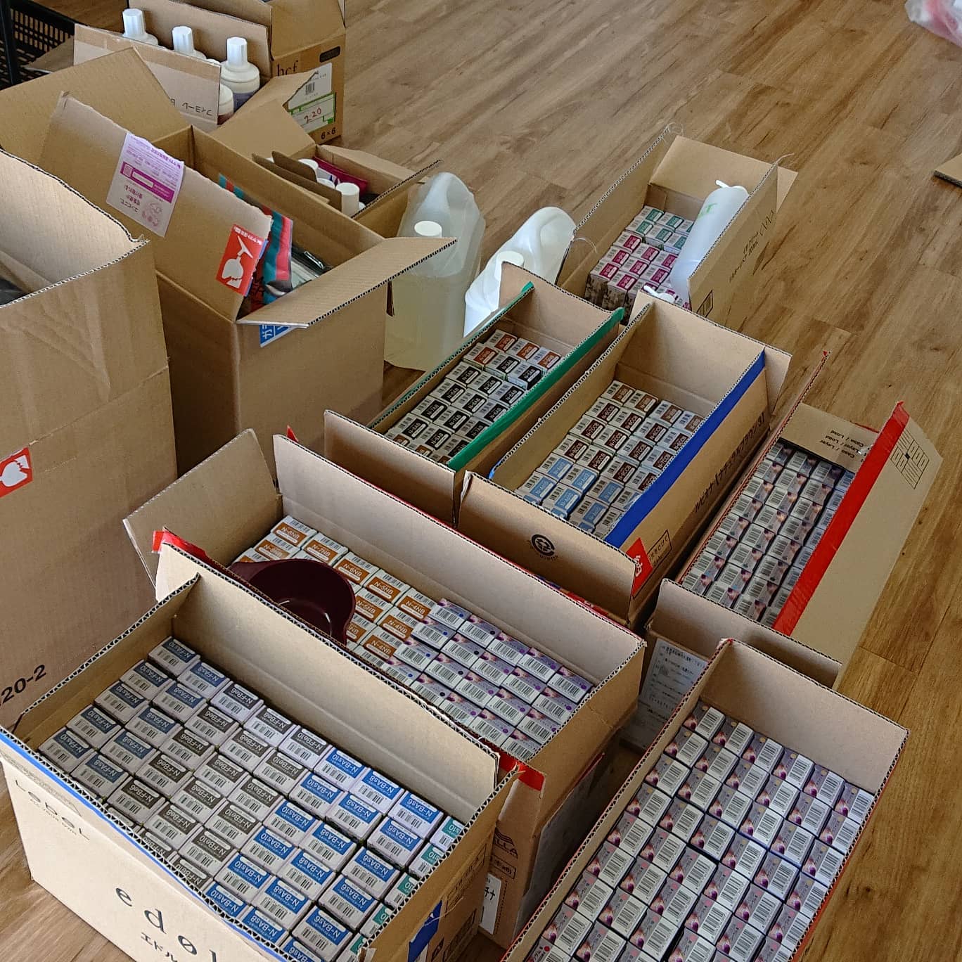 こんばんは
久しぶりに更新しました
 
今日は、友人のオープンするお店のお手伝いをほんの少しだけしてきました️ 

カラー剤の間の木を切って、並べて……
とてもキレイ

どれか1つでも使ってしまうと、この全て揃ってキレイな感じは無くなってしまうので、オープン前だけの限定
思わず写真を撮りました️

オープンまであと一週間
また合間見て、顔出しに行きますね