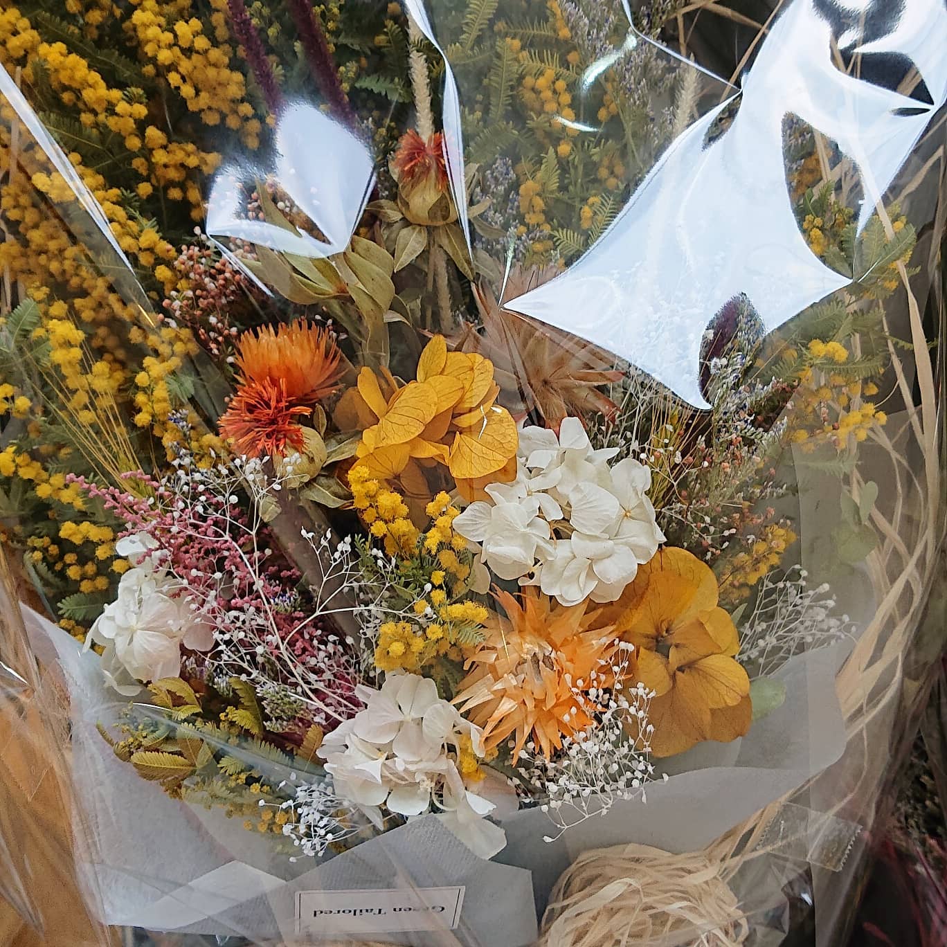 こんばんは
週末どうお過ごしでしょうか？

今日は一緒に働いていたスタッフの友人のお店がオープンしました

昨日、一緒にお祝いの花を渡しに行って来ました

花束が凄く良い️
お店の雰囲気にも合っていて喜んでくれました
スワッグにして良かった

お店オープンおめでとう️