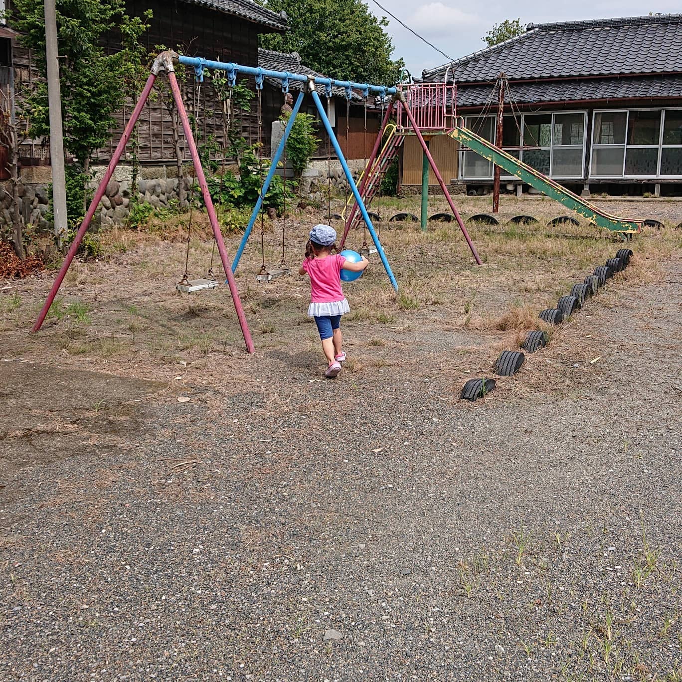 久しぶりに復活

仕事が落ち着いたタイミングに合わせたかのように、先週の土曜日の夜から熱が出ていた下の子🤒
どうやら流行っているRSウイルス、風邪でした
保育園でも流行っていて、先週の水曜日は下の子のクラスは一人だけしか登園していないようでした

朝になると熱が上がっていて、夕方から落ち着く…いつもの逆パターンで全く読めなかったのですが、今朝は熱もなくやっと元気になりました
少しだけ近くの公園へお散歩に来ました️

熱が下がって一安心
頑張ったね

昨日の夕方、少しだけ畑に入ったので実家にお裾分けのトウモロコシ
少し若すぎて勿体なかったかな

来週からサボっていた畑仕事を進めていこっ

#