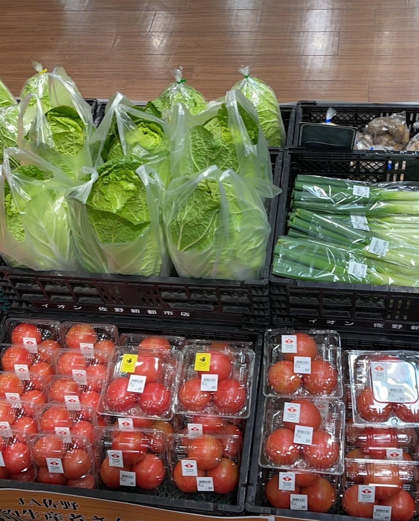 充実した1日

今日は朝イチでイオン佐野新都心店へ納品してきました
大玉トマトが２日前の収穫の2倍採れたので沢山納品しました
今年のトマトは取れ始めから味がのっていてとても美味しいので是非ご賞味ください

納品した後に友人が野菜を取りに来てくれました🥬
野菜を収穫している最中に2人の共通の友人がタイミング良く来て皆んなでランチに行ってきました
おかげさまでとっても楽しい時間を過ごす事が出来ました
差し入れまで頂きました
色々とありがとう