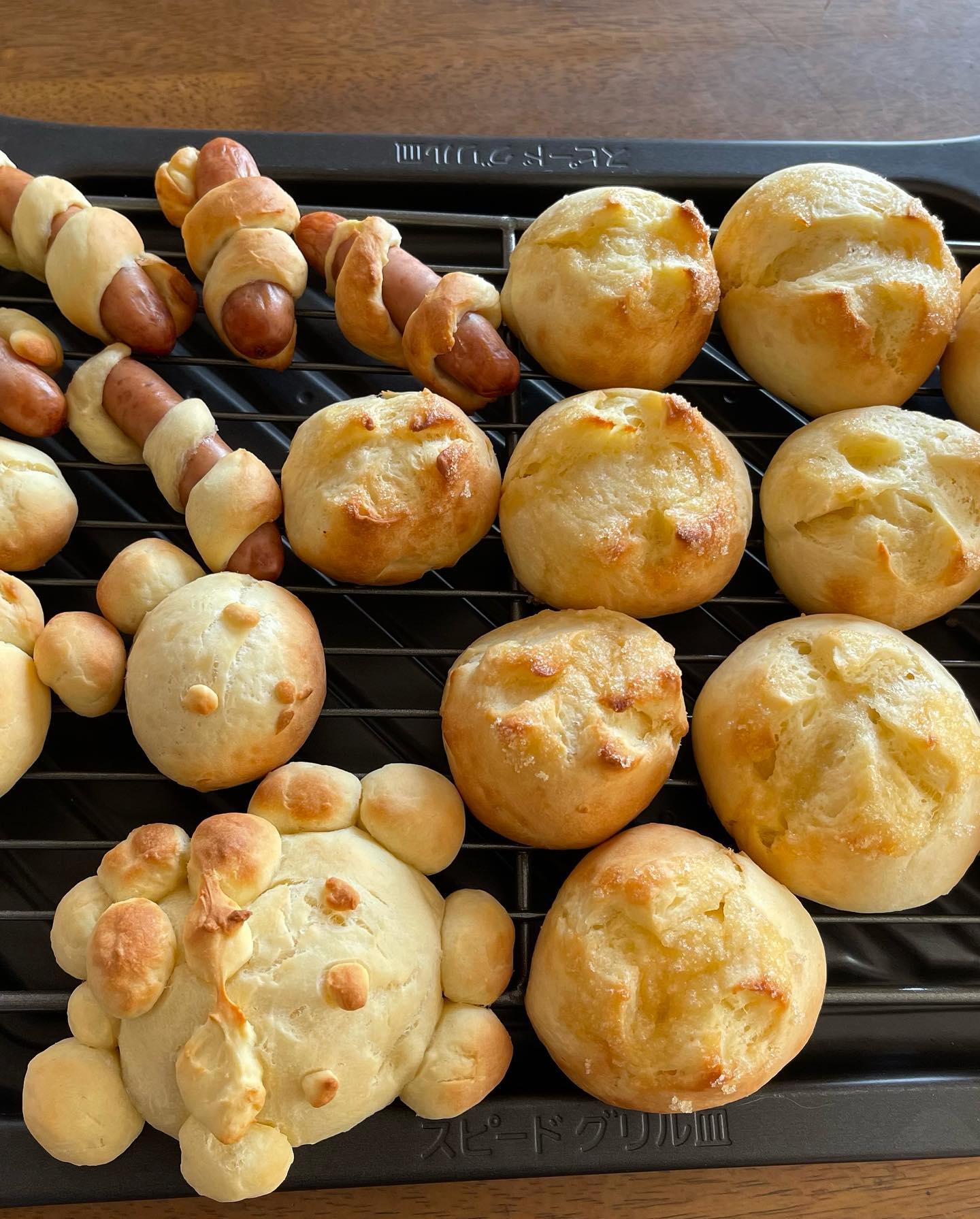 久しぶり

今日は娘2人とパンを作りました
手作りパンはかなり久しぶり
お姉ちゃんはクマ、下の子はネコ(写真の左下）を作りました
お姉ちゃんのクマは分かるけど、ネコ…聞くまで分かりませんでした

夕方は干し芋作り
あまり固くなりすぎないように加減して干して行きたいと思います