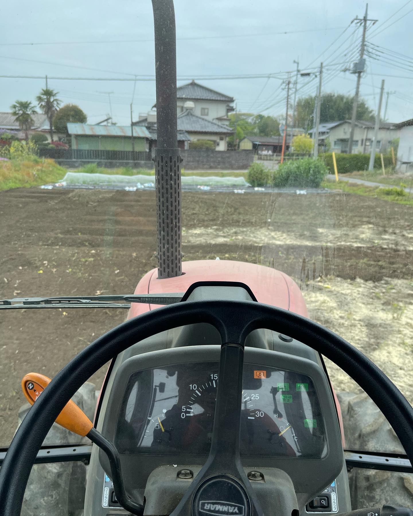 家庭菜園🥬
今日は雨が降るまで畑仕事をしていました
ヌカを撒いたらスイカが甘くなると聞いたので、スイカを定植する場所に少しだけど撒きました️
トラクターで耕運して、後日ベット上げしてマルチする予定です♀️
スナップエンドウも少しですが収穫しました🥰
大根も思ったよりも大きくなっていたので間引きしました
今週中にベット上げとマルチ出来たら良いなぁ
暖かくなるとやることが沢山😀
あとは へ身体のメンテナンスに行きたい🏻
へ行きたい