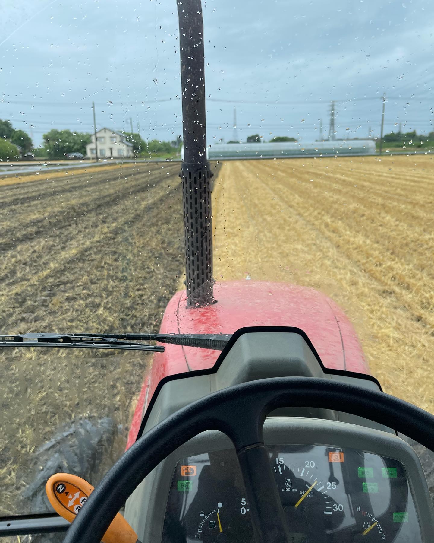 おはようございます️

今日は雨の中田んぼを耕運してます🚜
田植えの準備が始まりました