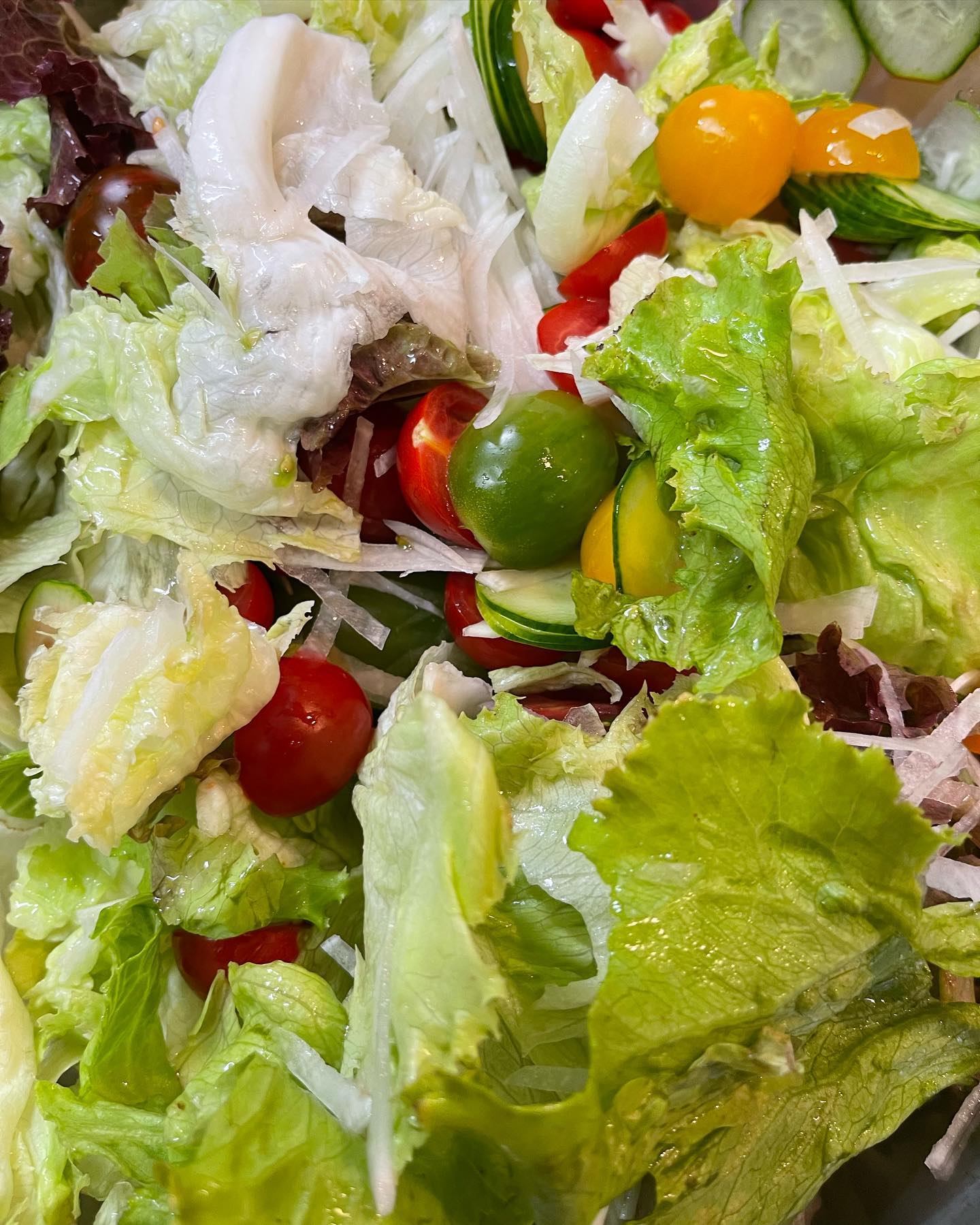 サラダ🥗

家庭菜園で育てたレタス、サニーレタス、大根、きゅうりにミニトマトを入れました

自分がこんなにも野菜が作れるようになったんだなぁとしみじみ思いながら食べました🥬

これからも頑張ろう🏻