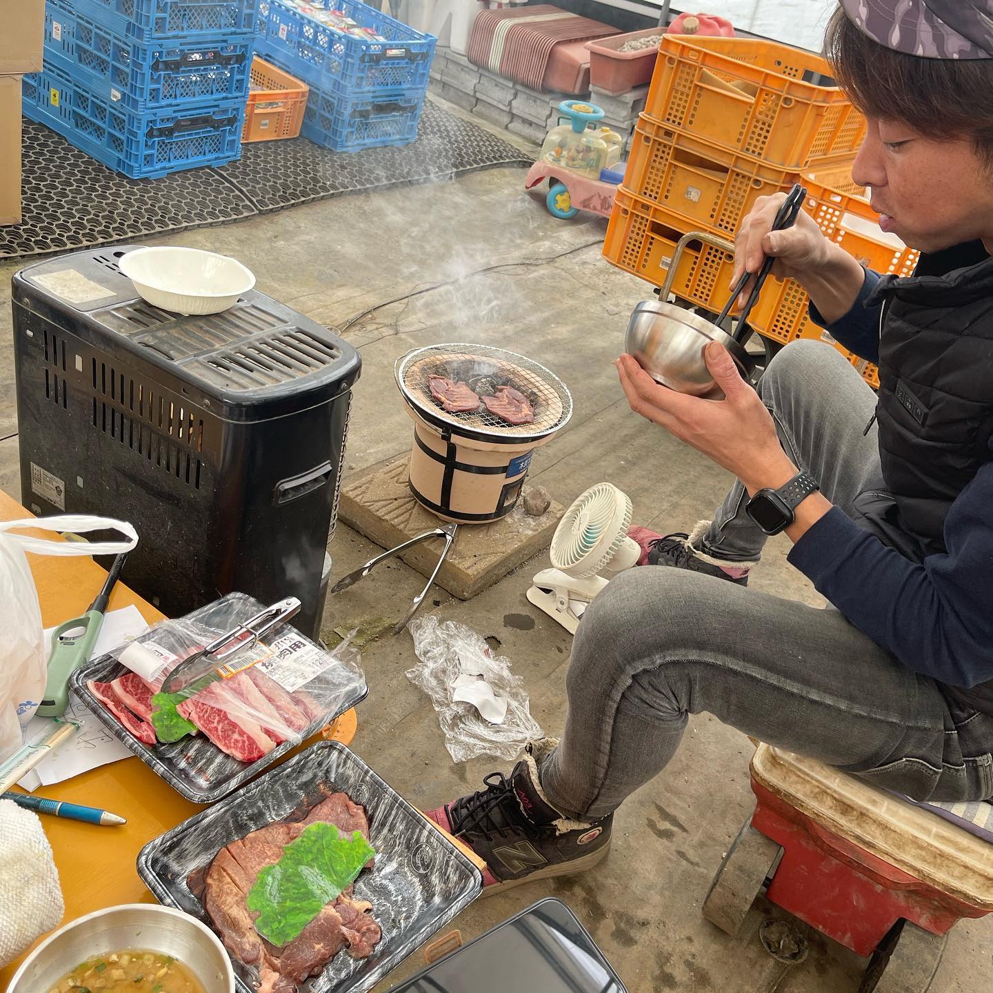 七輪を手に入れてから、最近のお昼ご飯はハウスの中間室で自炊するようになりました
お餅を焼いたり、焼肉をしたり、炊飯器も置いたのでご飯を炊いて納豆と味噌汁で食べたり、寒い日は甘酒を温めたりしています

ただ難点はマメタンに火をつけてから七輪に移す時に落とすと下に敷いてある防草シートに穴が空いてしまうこと🕳もぅ結構大きな穴が空いています

七輪を手に入れてからはお昼ご飯が楽しみでとても充実した日になりました🏻
もっと早く揃えれば良かったなっ