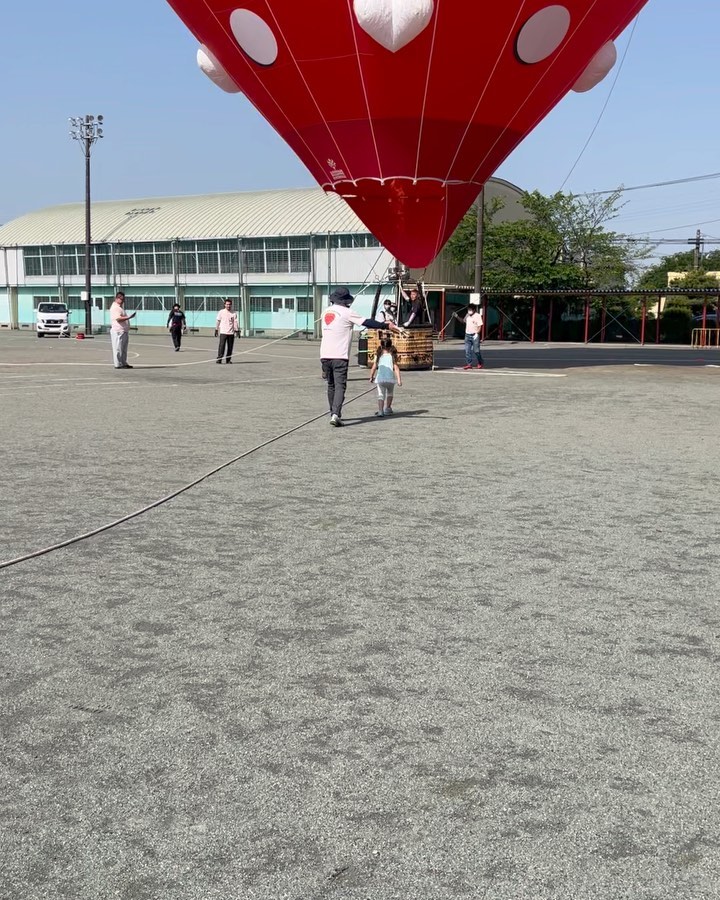 娘を保育園に連れて行く途中に、保育園近くの小学校で気球を見かけて近くまで見に行きました

自宅から渡良瀬遊水地はそんなに遠くはないので上がっている気球を見かけるのですが、こんなにも近くで見るのは初めて

栃木市藤岡で毎月第3日曜日にあげていて乗れるよと教えて頂いたので、トマトが終わったら行こうと思います
