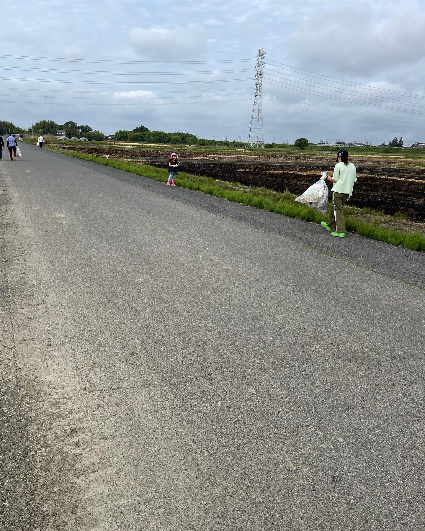今朝は佐野市一斉に町内のゴミ拾い活動でした🚮
1家族1人は出ないと行けないので、子供を連れて行ってきました🗑️
終始子供たちは楽しそうにしていました
子供を連れてきている人はいなかったのですが、こんな活動もしてるよを経験出来て良かったです
2枚目は昨日の午後、下の子を連れて麦刈りの運搬のお手伝いをしました🚜
下の子も4時間近く良く頑張ってくれました🏻
3枚目と4枚目は先週の金曜日に佐野サービスエリア上り線にミニトマトを沢山納品してのですが、今日納品に行ったらなんと売り切れ️
嬉しい限りです️
ご購入して頂いた方、ありがとうございました♀️
次の納品は売り切れない様に沢山納品したいと思います
トマトも残り約1ヶ月と半月️
あともう少し️️
頑張っていきます🏻