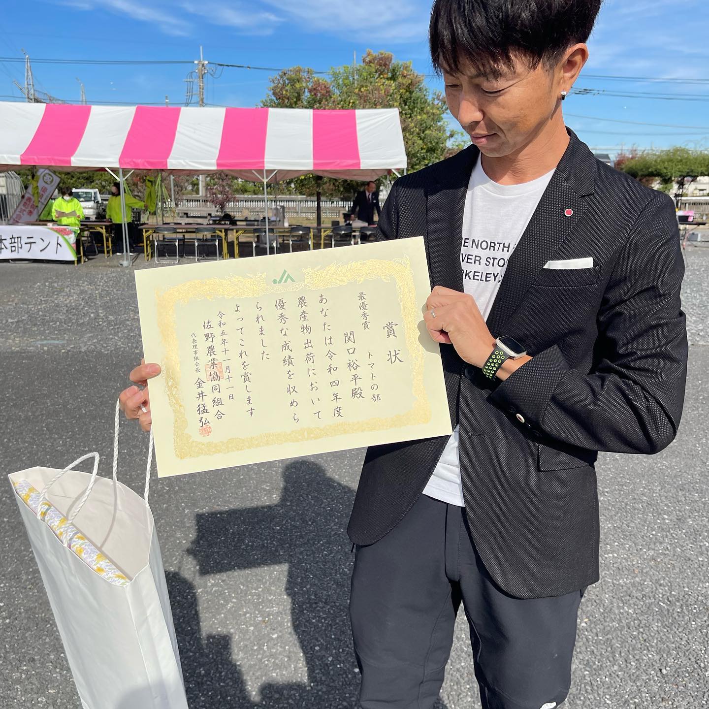 今日は佐野農協祭りの1日目でした

先シーズンのトマトを1番農協に納品したので表彰されました
大人になると表彰状を貰う機会が少ないので帰って早速飾りました

明日まで佐野市農協祭り開催しているのでお近くの方は是非お越しください
野菜と果樹が安く販売していますよー🧅🥬