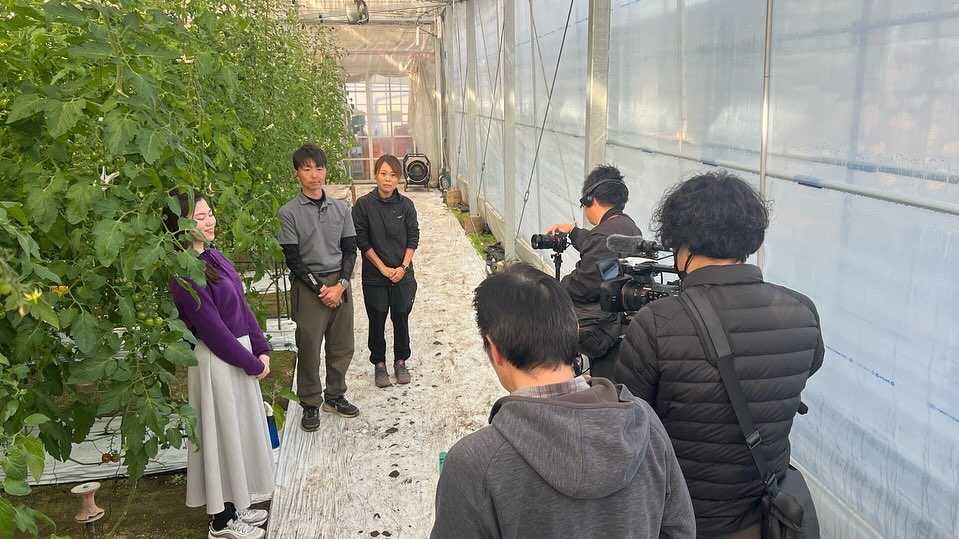 佐野ケーブルテレビさんが撮影に来てくれました
ありがとうございます🏻

テレビでよく見るマイクを付けてもらったり、指で３、2、1…とかめちゃくちゃ緊張したし、めちゃくちゃ噛みまくりました
プロデューサー、カメラマン、アナウンサーの方皆さんが本当に良い人で、主人と私が緊張していたら場の雰囲気を和ませてくれたりとありがとうございました

放送予定日が2025年、1月8日〜1月14日
足利市（わたらせテレビ）、栃木市（栃木ケーブルテレビ）、館林市（館林ケーブルテレビ）、古河市（古河ケーブルテレビ）、小山市など両毛エリアのケーブルテレビ局でも放送予定ですので是非見てください
※局により放送日時は異なるそうです。