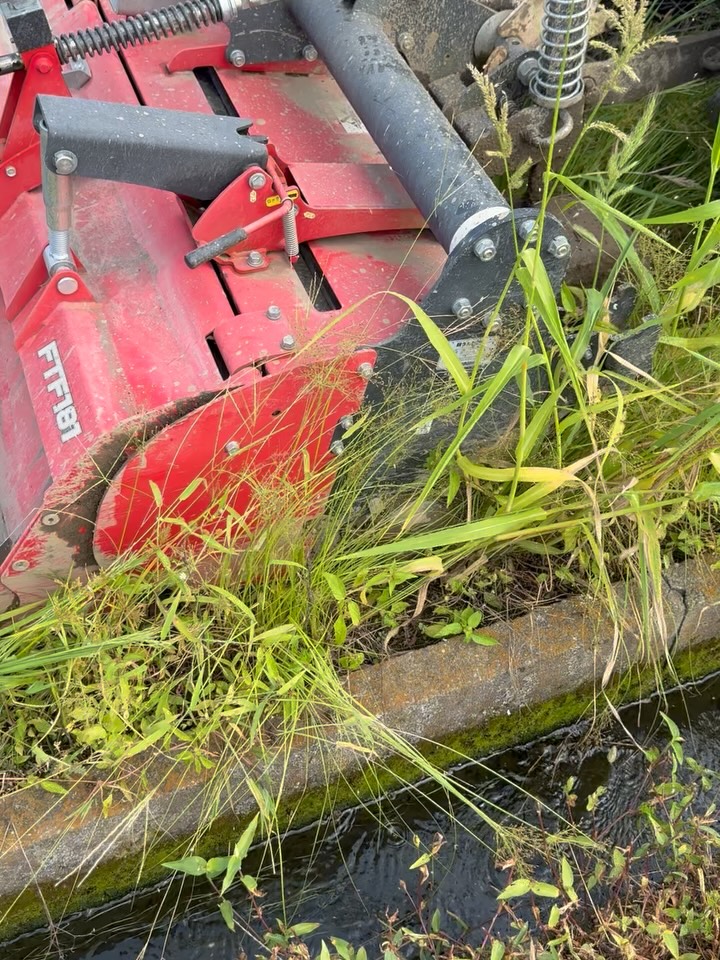 毎日暑い日続きますが、皆さんお疲れ様です🫠
9月になりましたね

減反している田んぼが草だらけ
草が伸びすぎて端が分からない
トラクターぶつけるの嫌だから旦那さんにお願いしたらやっぱり上手だね
電柱とかあんなにギリギリまで怖くてかけられない
で、伸びすぎた草はロータリーの刃に絡む、取る️
取ってる間に草から土が飛んできて土しぶき浴びる
顔にホクロ増えたようになるけど、こういう作業も嫌いじゃないんだよねー

久しぶりのトラクターでした🚜
明日もトラクターかけよ🚜🚜
